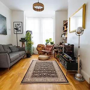 Unique Private W/ Easy Access To Appartement